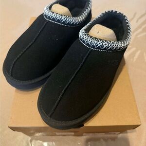UGG Tasman Slippers Size 8 for Women’s,  size 6 for Men’s Black